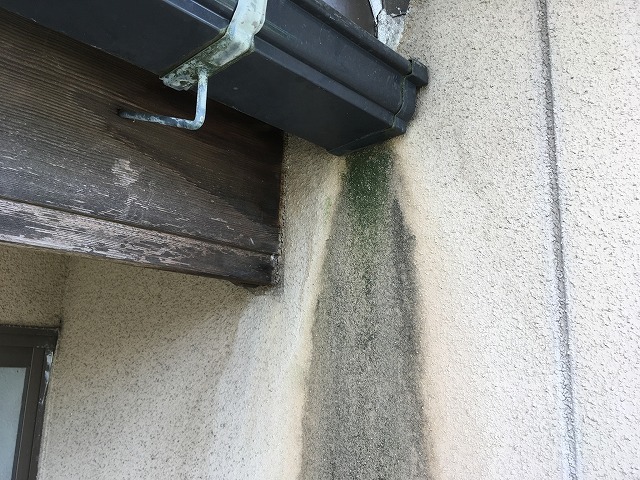 外壁に雨樋からのオーバーフロー跡